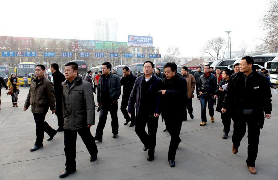 2012年1月12日，洛陽市政府副市長宋殿宇（右三）到洛陽汽車站檢查春運(yùn)工作。